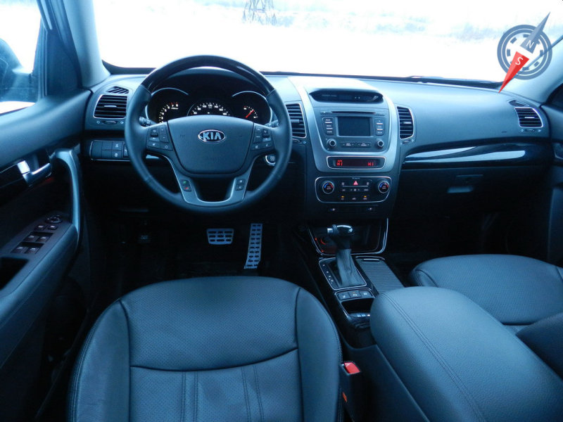 Интерьер автомобиля выполнен в строго-деловом стиле