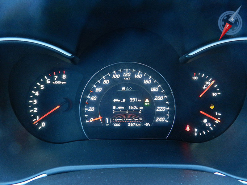 Панель приборов стала выглядеть интереснее, но некоторые решения подозрительно похожи на творения немецких дизайнеров