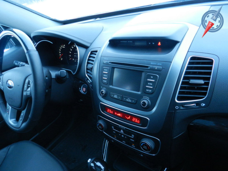 Верхняя часть центральной консоли принципиально не изменилась, но кое-какие новшества все же есть