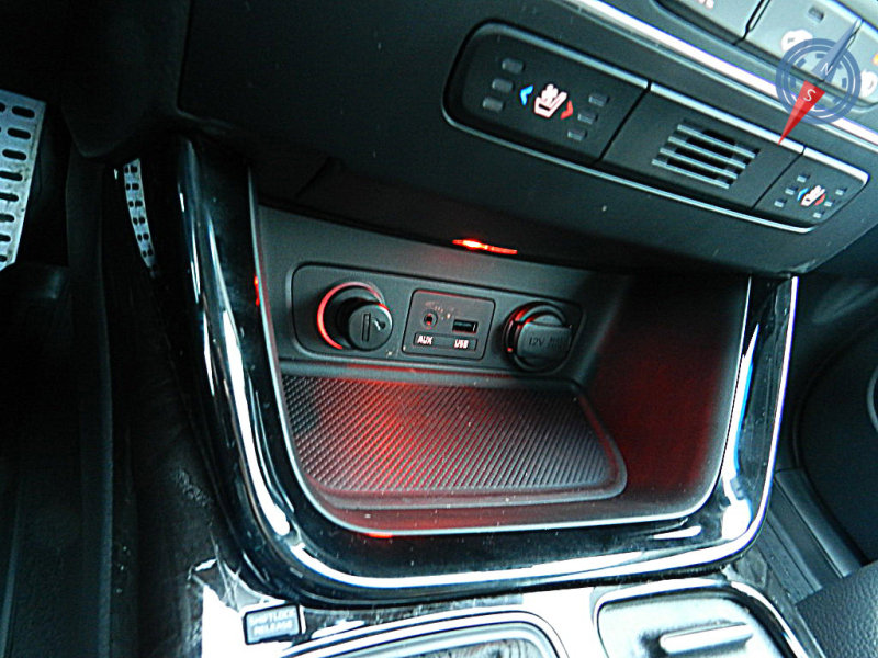 Разного рода подсветка встречается повсеместно:  и около прикуривателя...