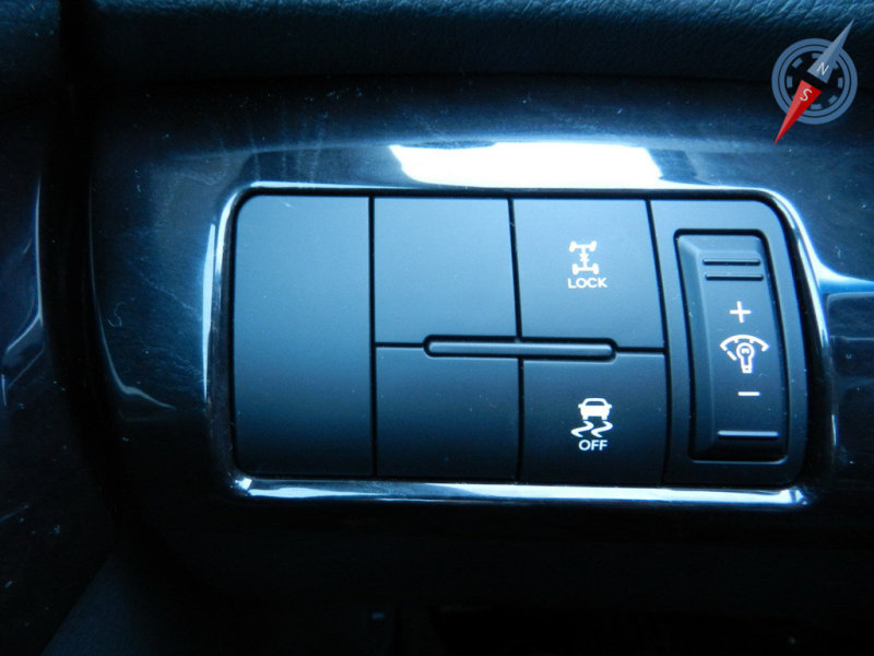 Традиционно, слева от руля расположились клавиши блокировки муфты и отключения ESP