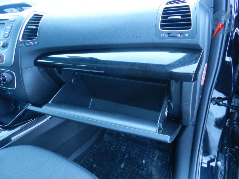 Объем «бардачка» вызывает уважение