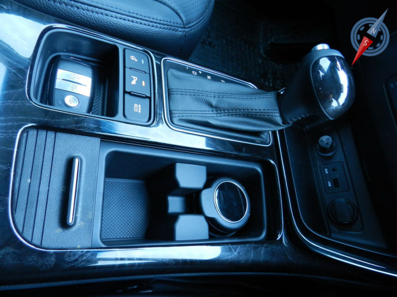 На пьедестале АКПП появились новые емкости под разную мелочь