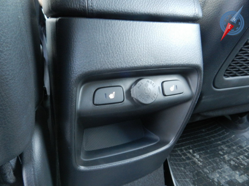 Для задних пассажиров предусмотрены подогревы сидений и розетка на 12В