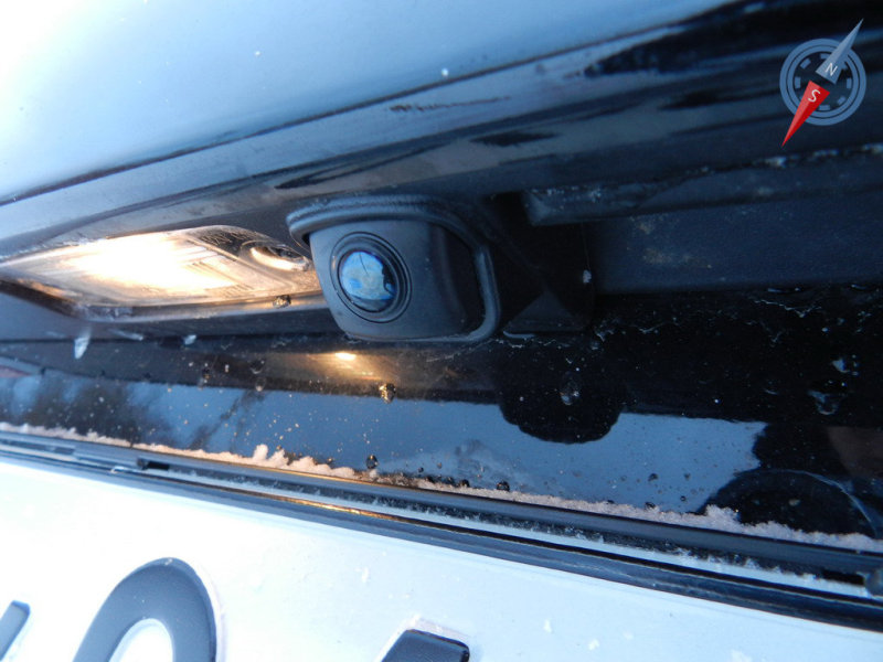 Камера заднего вида дает качественное изображение, даже будучи заляпанной грязью