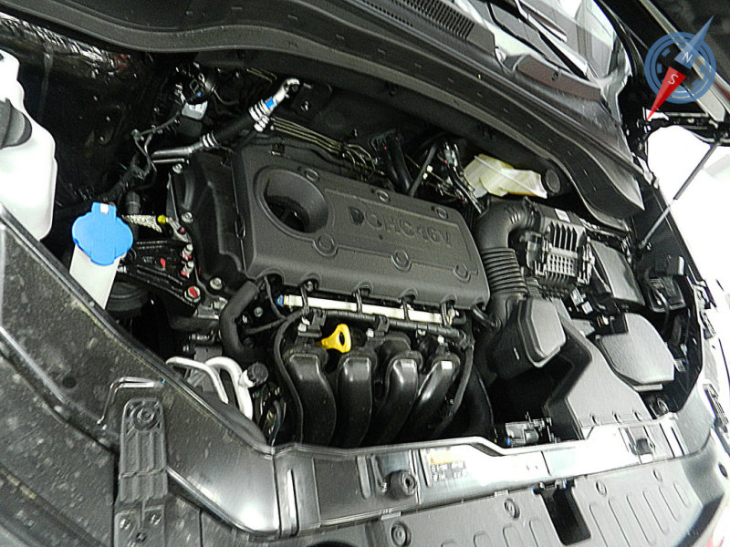 Свободное пространство под капотом не двусмысленно намекает, что сюда поместится и V-образная «шестерка»