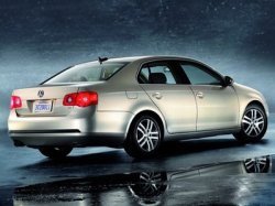 «Отпускные» цены на городские седаны Volkswagen
