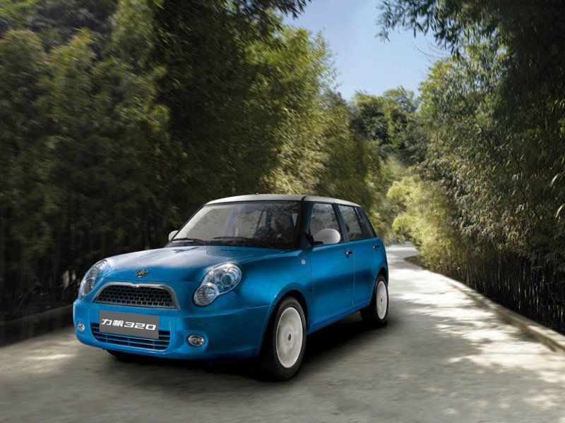 В хромированной радиаторной решетке и строгом переднем бампере определенно есть шарм. А вот собственное китайское видение оптики - на любителя