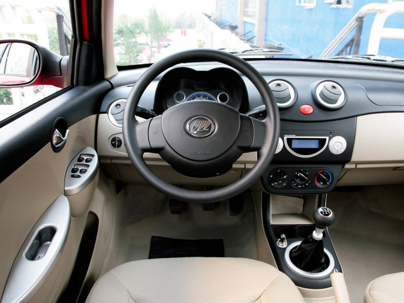 Центральная консоль - этакая карикатурная улыбка. Посмотрите внимательно