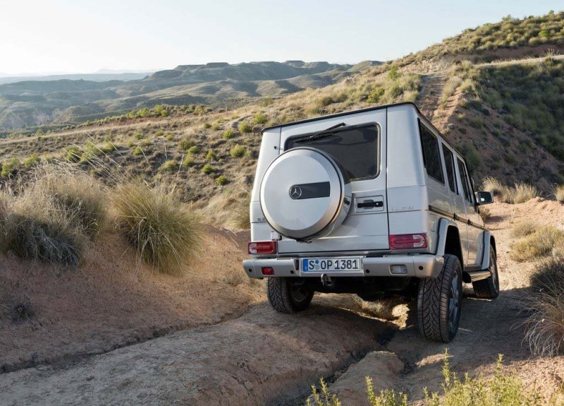 G-класс уверенно идет по бездорожью…