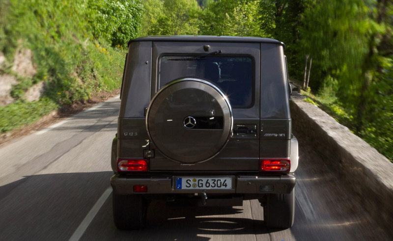 …И рассекает по шоссе