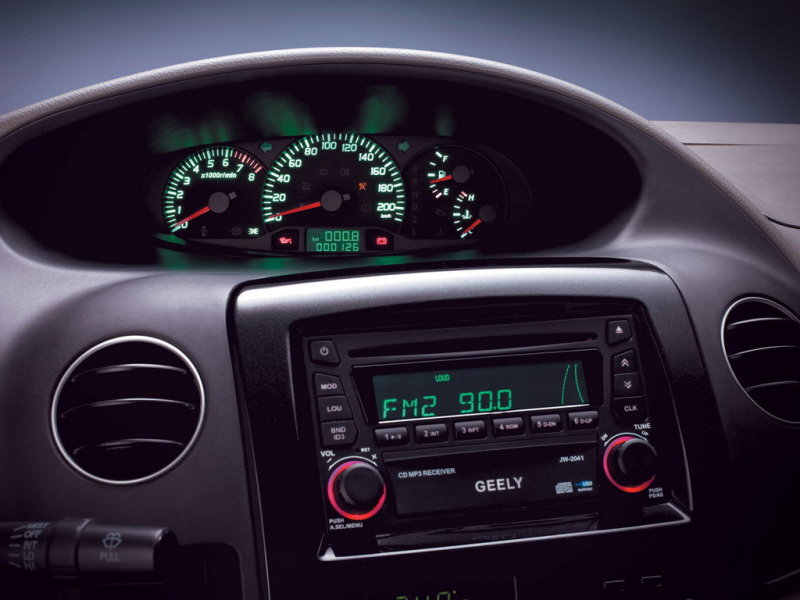 Были случаи отказа панели приборов, кстати, у Geely она посередине