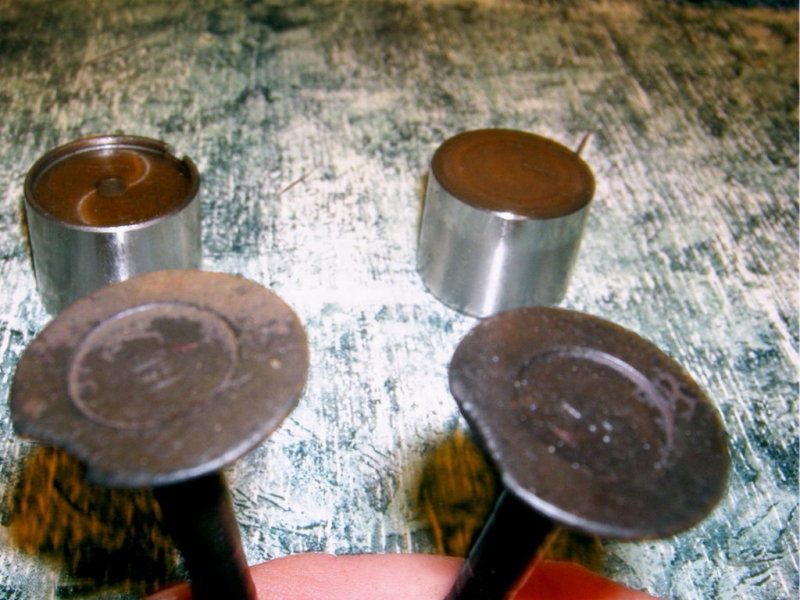 Прогоревшие клапана выпуска отнюдь не редкость. Рекомендация на этот случай: чаще проводить регулировку тепловых зазоров