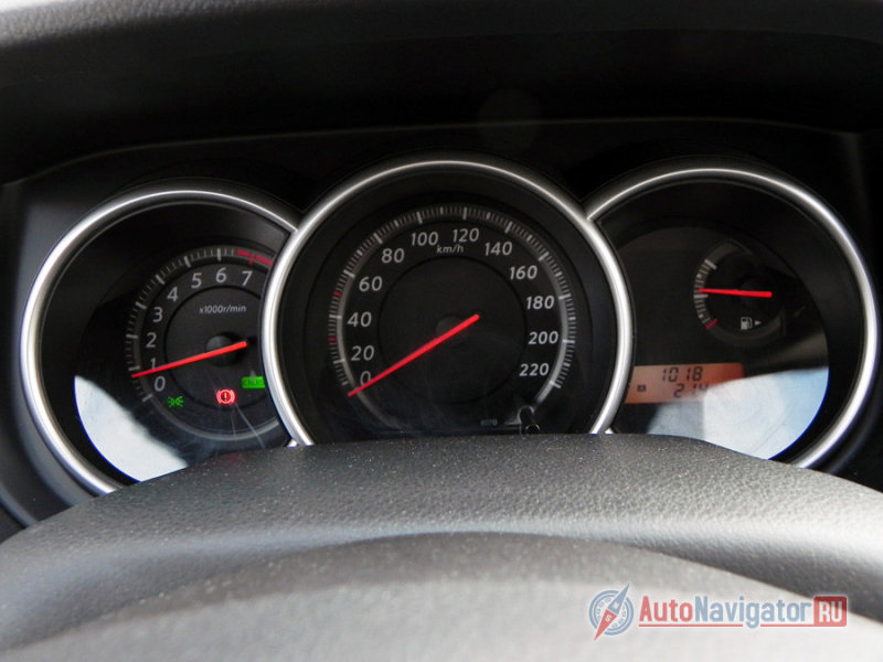 Колодцы приборов - лишь декорация. На солнце их пластик бликует и ослепляет часть шкал