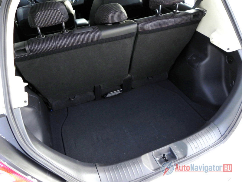 В этом багажнике - 289 литров объема (задние сидения отодвинуты максимально назад…)