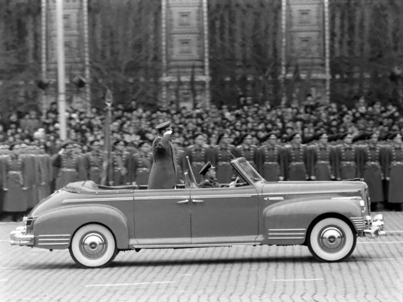 Кабриолет ЗиС-110В. С 1955 военачальники принимали парады уже не вскачь, а стоя в открытом автомобиле. Главное, не упасть…