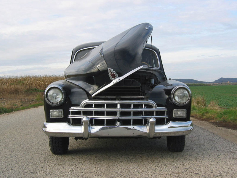 Капот ЗиМа откидывался на обе стороны – как удобней