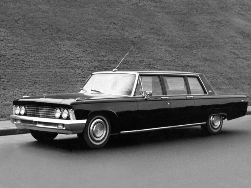 На основе «сто четырнадцатого» выпускали также и 5-местный седан ЗиЛ-117 - с укороченной на 58 см колесной базой.