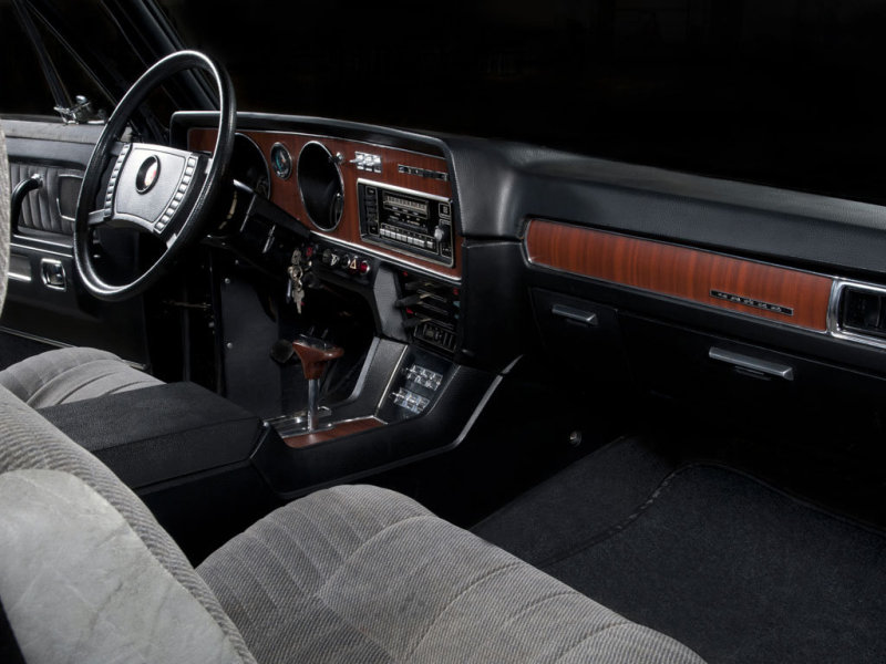 «Кокпит» ГАЗ-14 отделывали под натуральную древесину.