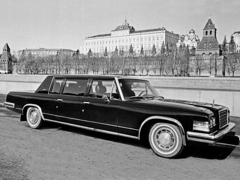 Центральное место на передке ЗиЛа-4104 занял прямоугольник фальшрадиатора.