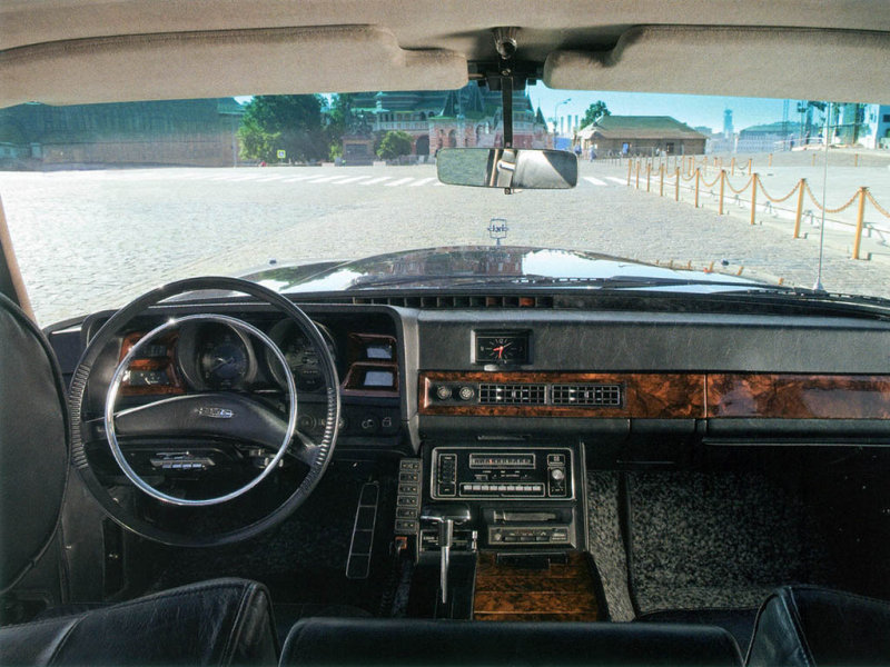 Переднюю панель ЗиЛа-41047 декорировали первоклассными отделочными материалами.