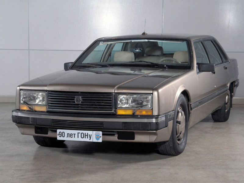 Внешность опытного ЗиЛа-4102 обозначила попытку отхода от установившегося стереотипа.