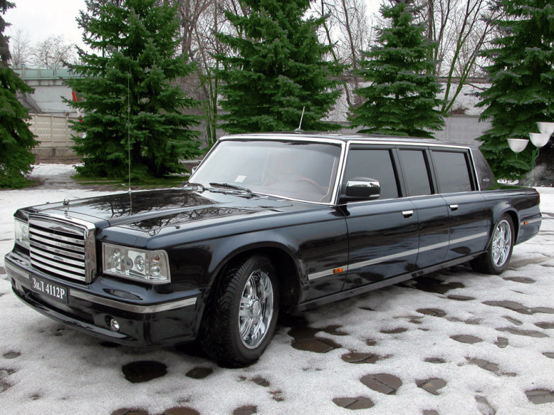 «Президентский» ЗиЛ-4112Р поражает воображение длиной колесной базы – и числом дверей