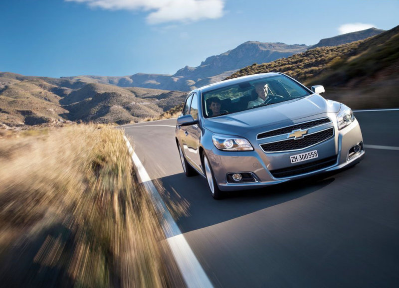 Передок Malibu акцентирован «косым крестом» на горизонтальной планке, рассекающей фальшрадиатор