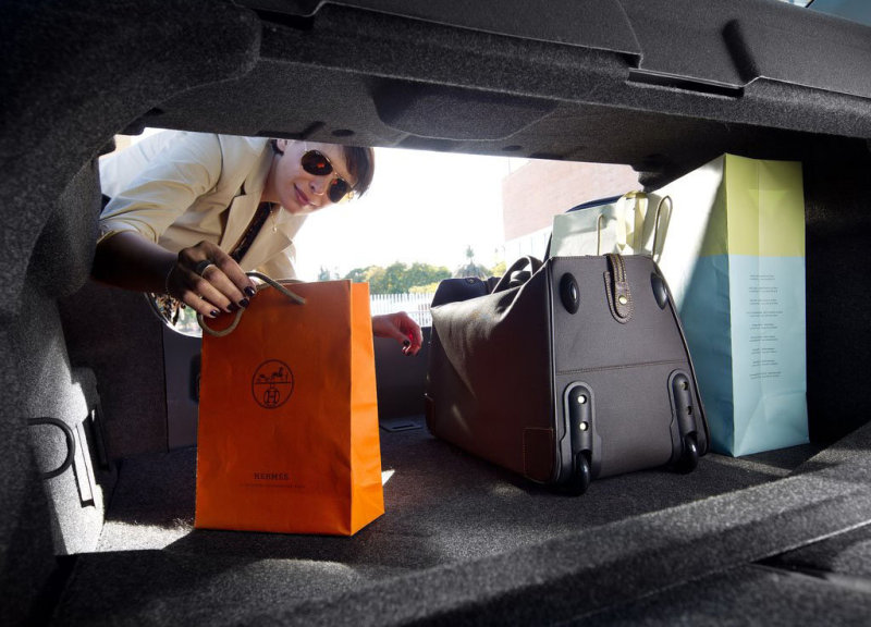 Складные спинки задних сидений открывают доступ в салон из багажника