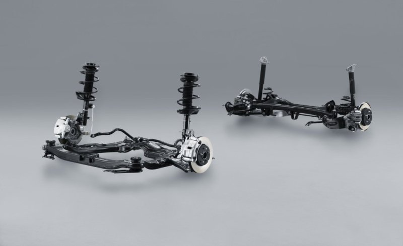 Ходовая как у всех седанов такого класса: спереди стойки McPherson, сзади подвеска на двойных поперечных рычагах