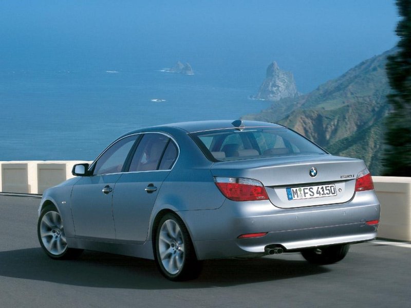 Даже сзади «пятерка» в кузове седан выглядит вполне харизматично