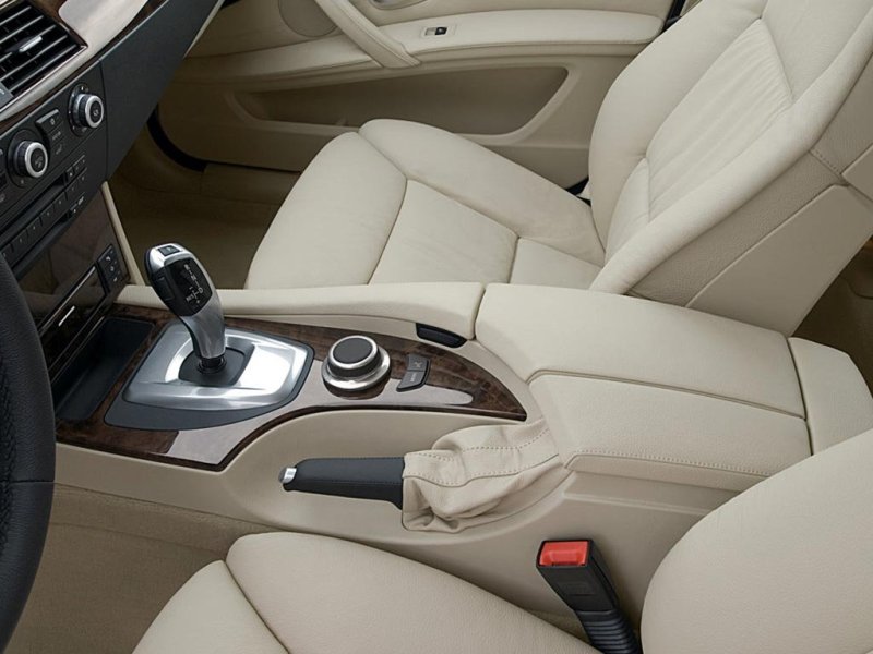 В центре можно разглядеть круглую ручку управления I-drive