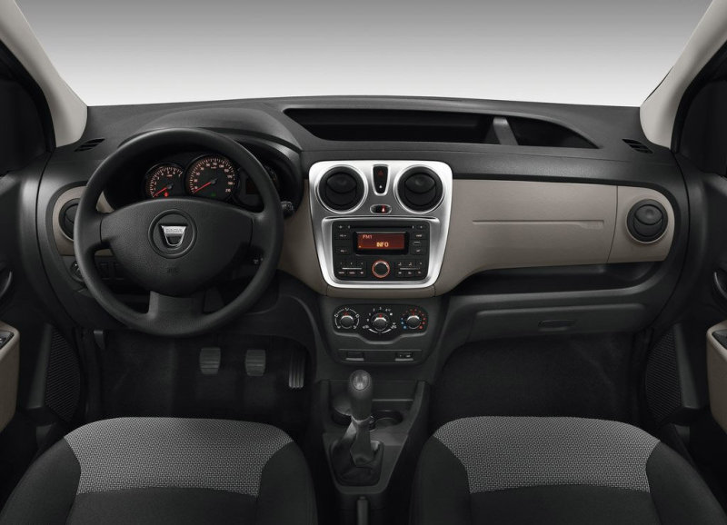 Передняя панель заимствована у «родственного» Lodgy: просто и функционально