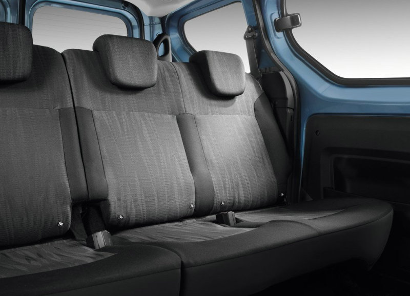 Во 2-м ряду устраиваются трое взрослых – без тесноты