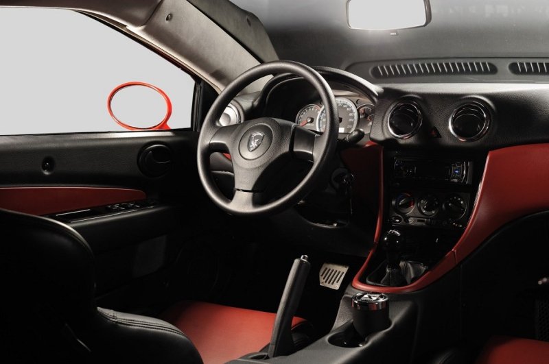 Внутреннее оформление соответствует внешности. Везде царит спорт. Красные вставки на дверях и на передней панели пришлись кстати