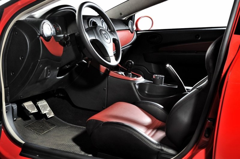 Передние кожаные сидения радуют очень развитыми боковыми поддержками, жаль лишь, что "слабоватый" мотор не позволит в полной степени раскрыть их потенциал