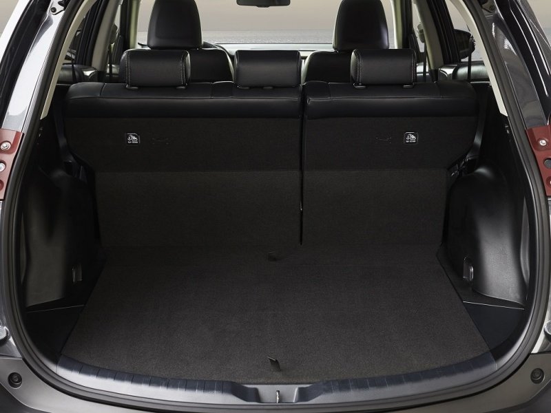 Объем багажного отсека равен 547 литрам, под полом запаска