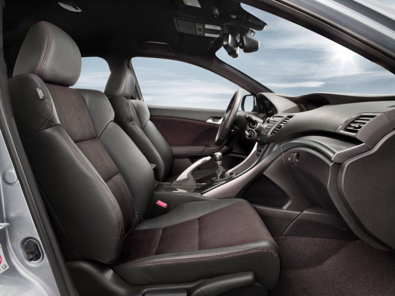 Интерьер Accord очень долго сохраняет свой первоначальный вид, обивка сидений сшита как следует