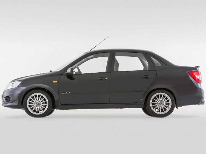 Профиль украшен иными накладками на порогах, а так же иными молдингами по центру кузова. Не забываем также про 16-дюймовые колесные диски