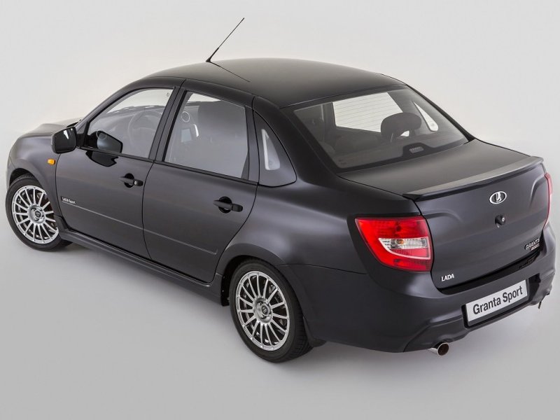 Корма украшена маленьким спойлером на крышке багажника, а также новым бампером со спортивным оформлением. Эти ухищрения неплохо отразились на внешности.