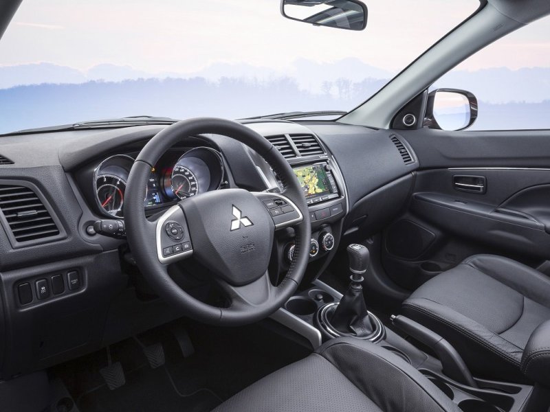 В салоне можно заметить новый руль, а также новую мультимедийную систему