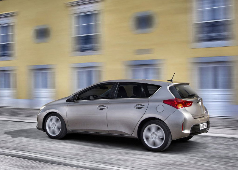 Auris II безошибочно узнаваем – и на взгляд с «кормы» тоже