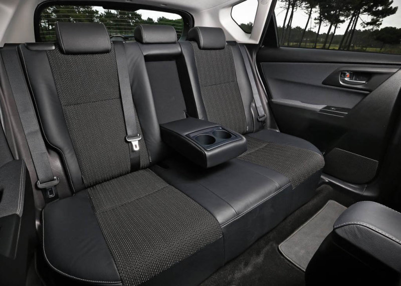 Заднее сиденье размечено на троих