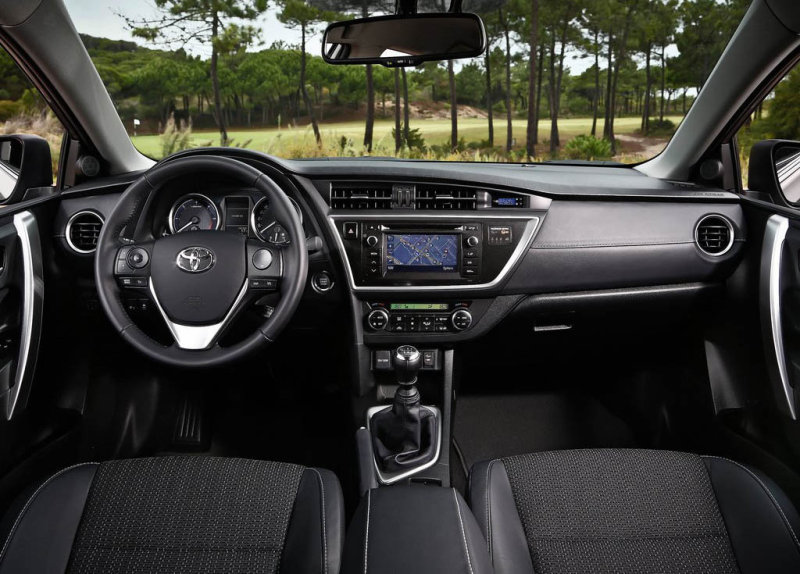 Передняя панель оформлена асимметрично, однако приборный кластер не сфокусирован на водителя