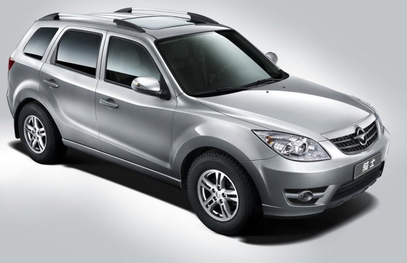 Радиаторная решетка намекает на родство с "великой и ужасной" Mazda