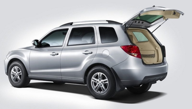 Профиль щеголяет дутыми колесными арками и приятными выштамповками на боковинах дверей