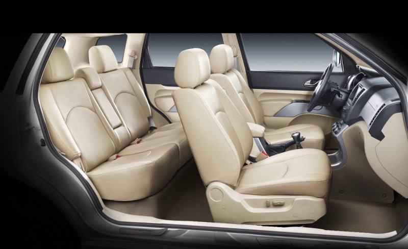 Обратите внимание на нижнюю часть центральной консоли - все же необычно