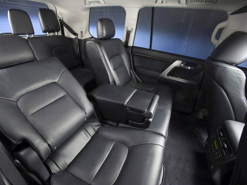 На втором ряду много свободного места, в пятиместном варианте минимальный объем багажника равен 909 литрам