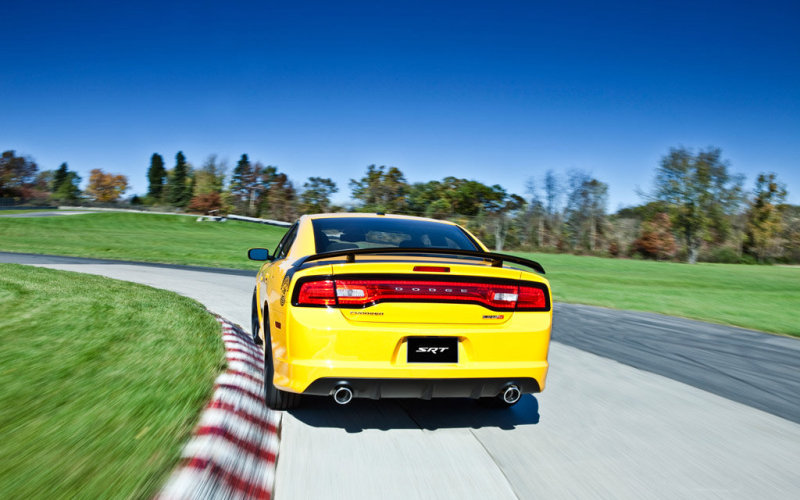 «Корму» SRT8 украшают «спойлер» и 4-дюймовые выхлопные патрубки
