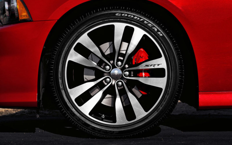 Сквозь спицы 20-дюймовых колес просматриваются красные скобы тормозов Brembo